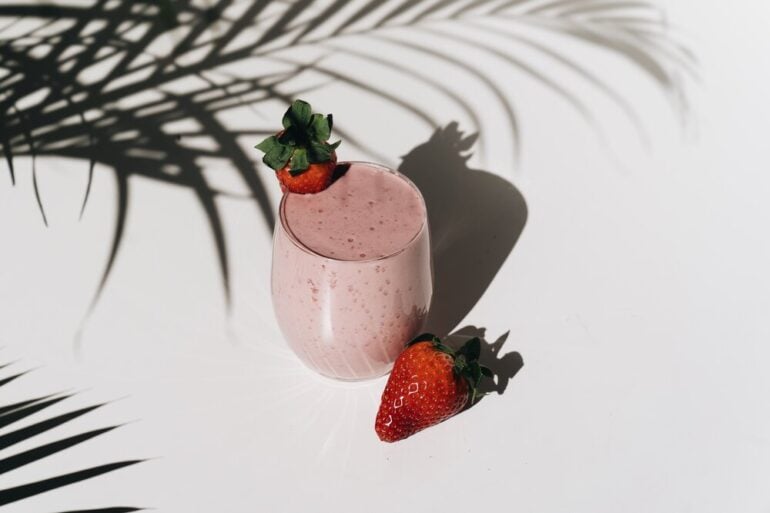 Strawberry Banana Smoothie Recipe - Healthy and Delicious 5 Strawberry smoothie 2